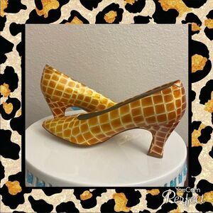 🦒🦒Unique Bandolino  Made in Spain Copper and White design!!